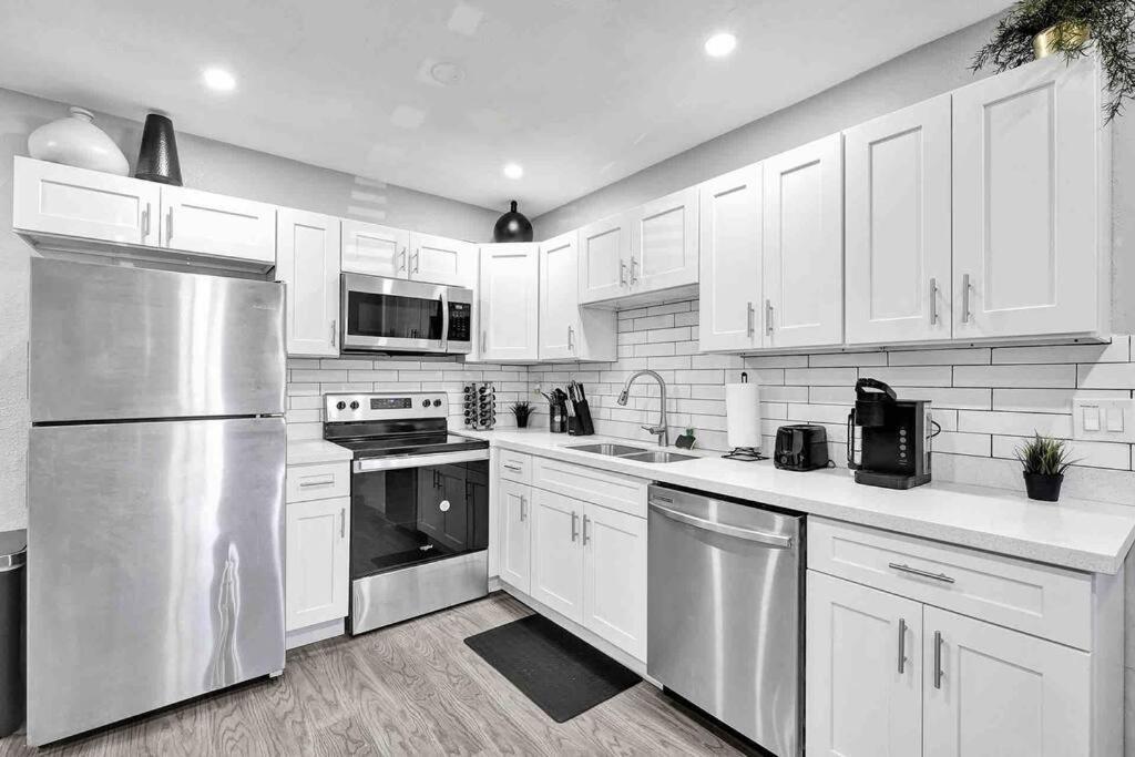 Newly Renovated/Near Sunny Isles Beach/Fre-Parking Норт Маями Бийч Екстериор снимка